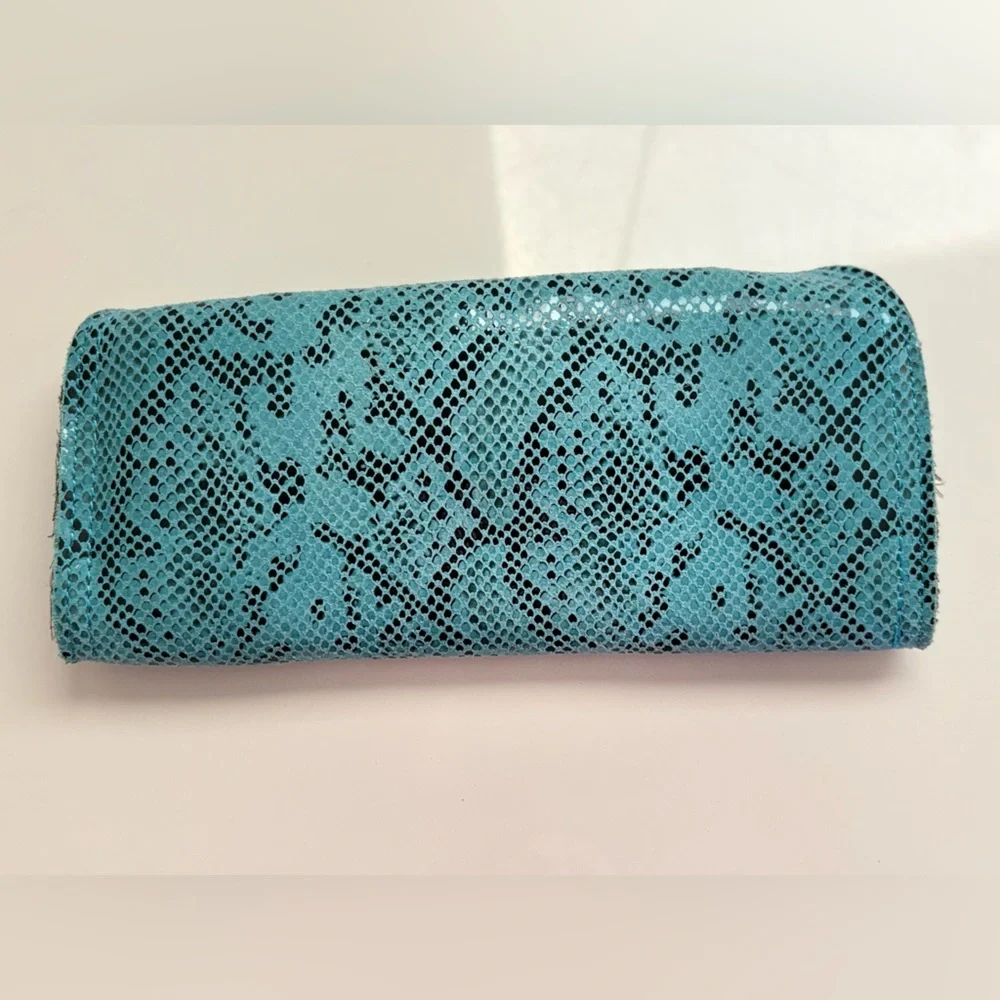 Turquoise python or snakeskin patterned leather clutch bag a twist-lock closure